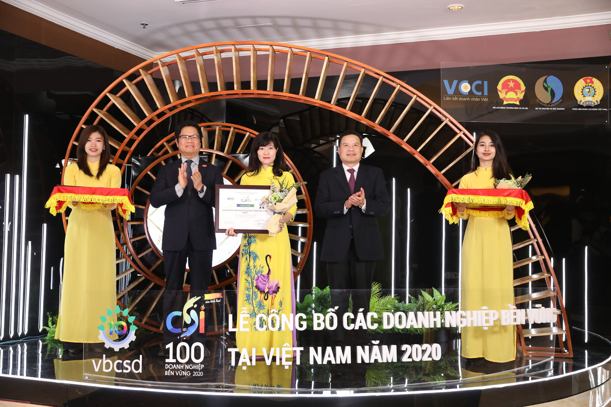 BIDV được vinh danh Doanh nghiệp ph&aacute;t triển bền vững năm 2020 - Ảnh 1.