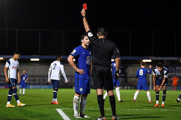 Lão tướng Chelsea "phá" giải U23 Ngoại hạng, nhận thẻ đỏ đích đáng