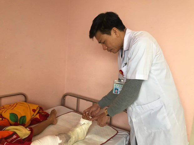 B&eacute; trai bị dập n&aacute;t ch&acirc;n do m&aacute;y x&uacute;c m&uacute;c phải - Ảnh 2.
