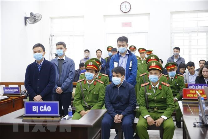 Chủ tọa bắt tay bị cáo: Không vi phạm điều cấm