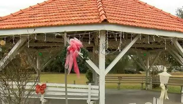 Chụp hình với "ông bà già Noel", hàng chục trẻ em bị Covid-19 "rình rập"