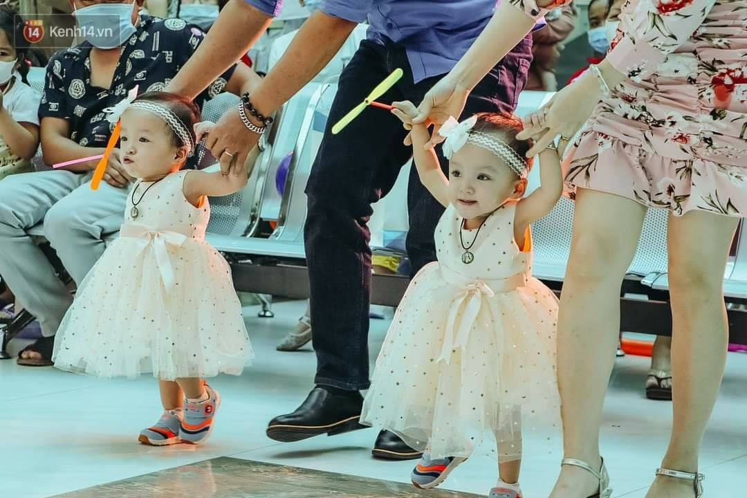 Vỡ òa với những bước đi đầu tiên của hai bé Trúc Nhi - Diệu Nhi