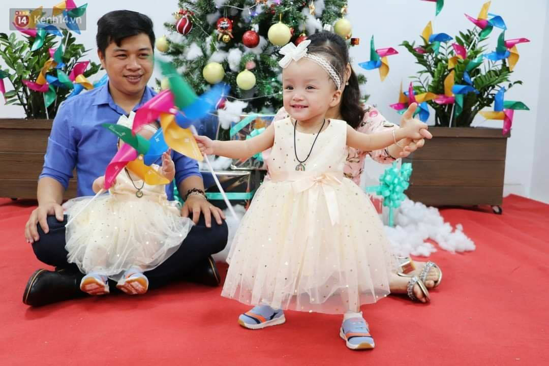 Vỡ &ograve;a với những bước đi đầu ti&ecirc;n của hai b&eacute; Tr&uacute;c Nhi-Diệu Nhi - Ảnh 1.