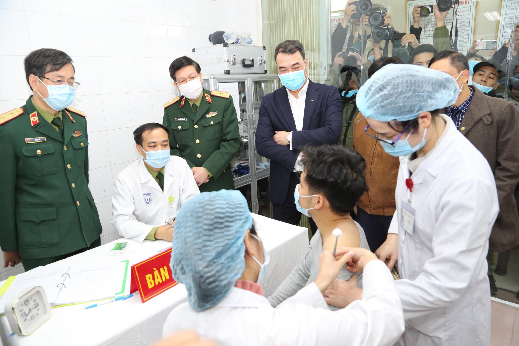 Cận cảnh: Người Việt đầu tiên tiêm thử nghiệm vắc-xin Covid-19 Nano Covax - Ảnh 8.