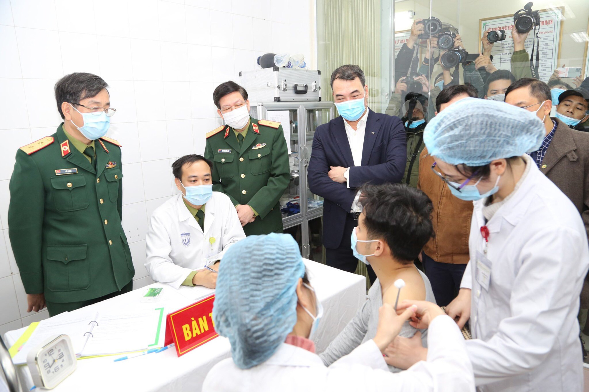 Sớm tiêm vắc-xin Covid-19 cho người dân