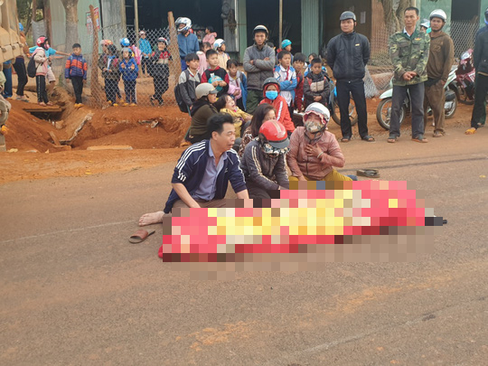 Một học sinh tử nạn dưới bánh xe ben trước cổng trường