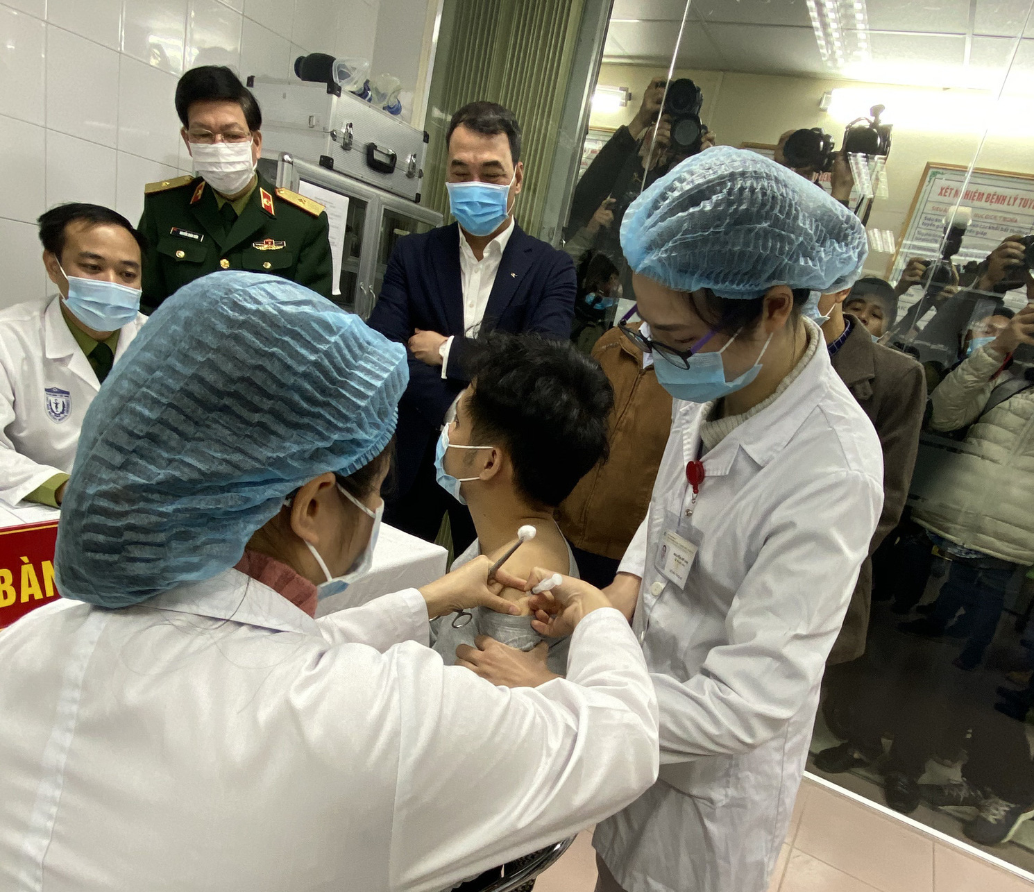 Thông tin mới về sức khoẻ 3 người tình nguyện sau tiêm vắc-xin Covid-19 - Ảnh 1.