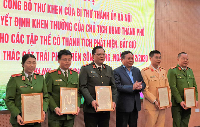 Bí thư Vương Đình Huệ gửi thư khen vụ bắt 11 tàu cùng 32 kẻ bảo kê cho "cát tặc"