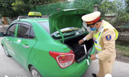 Phát hiện xe taxi chở 26 kg thuốc nổ được ngụy trang trong bao tải