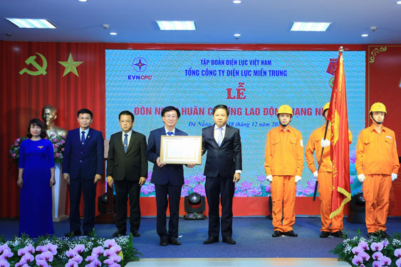 Điện lực miền Trung nhận Huân chương Lao động hạng nhất