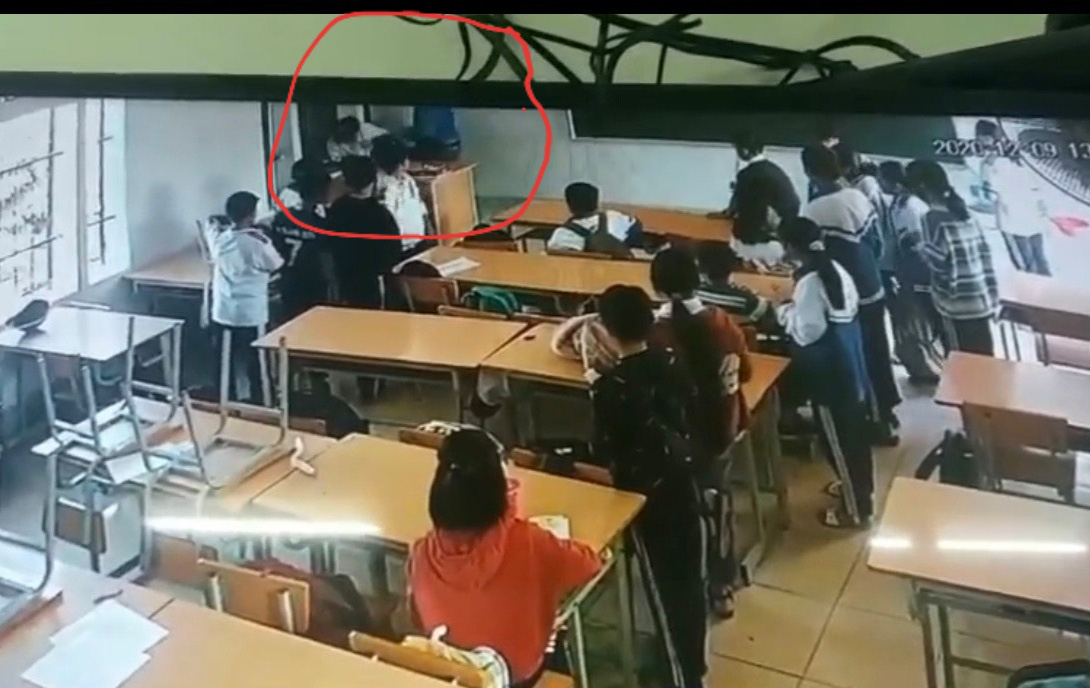 X&aacute;c minh nam phụ huynh x&ocirc;ng v&agrave;o trường đấm đ&aacute; li&ecirc;n tiếp v&agrave;o người học sinh lớp 6 - Ảnh 1.