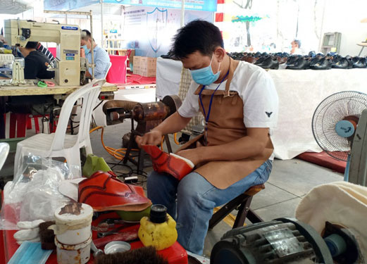 Thi thợ giỏi ngành da giày