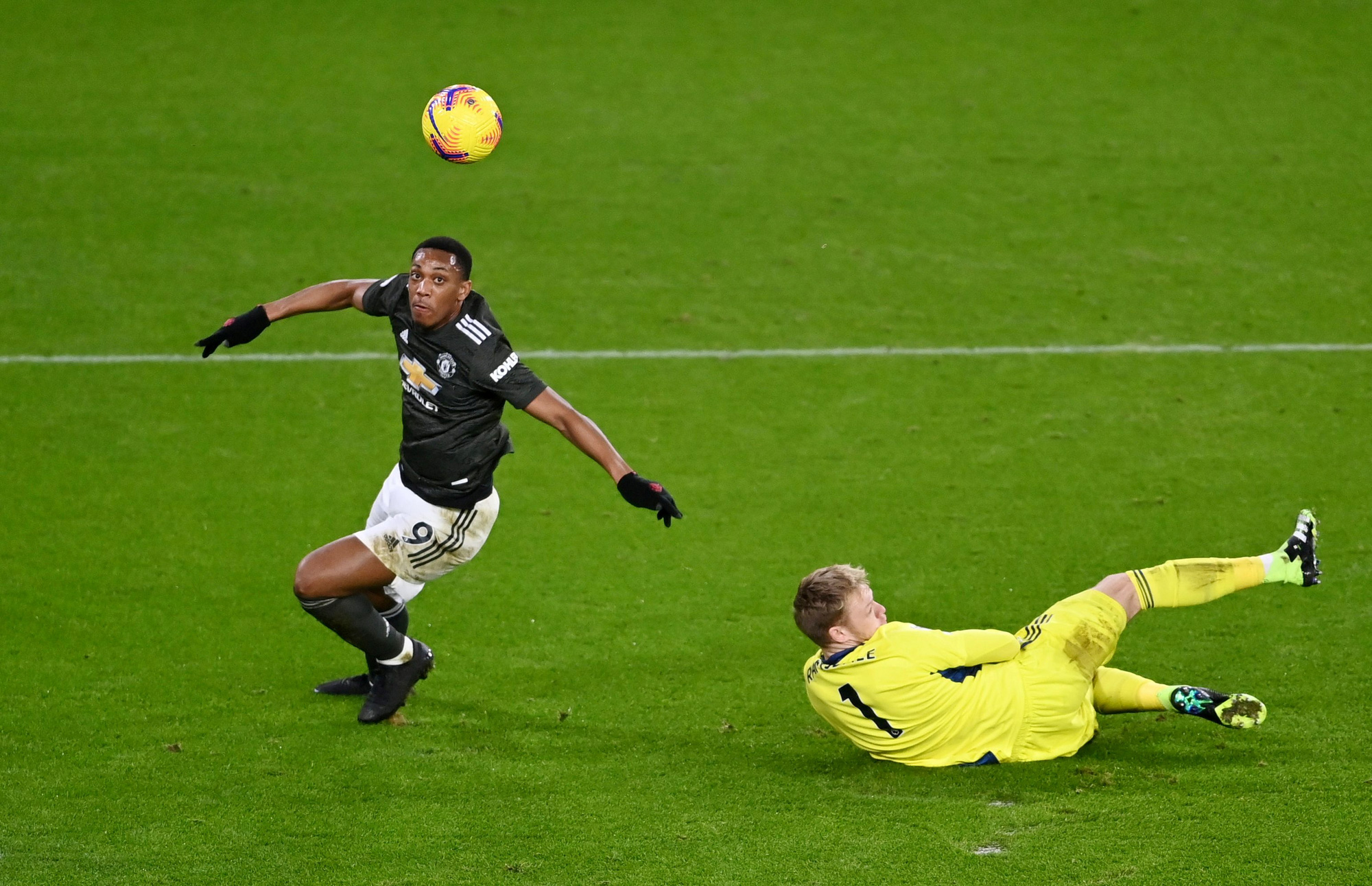 Man United ngược d&ograve;ng th&agrave;nh c&ocirc;ng, hụt Top 4 trong gang tấc - Ảnh 4.