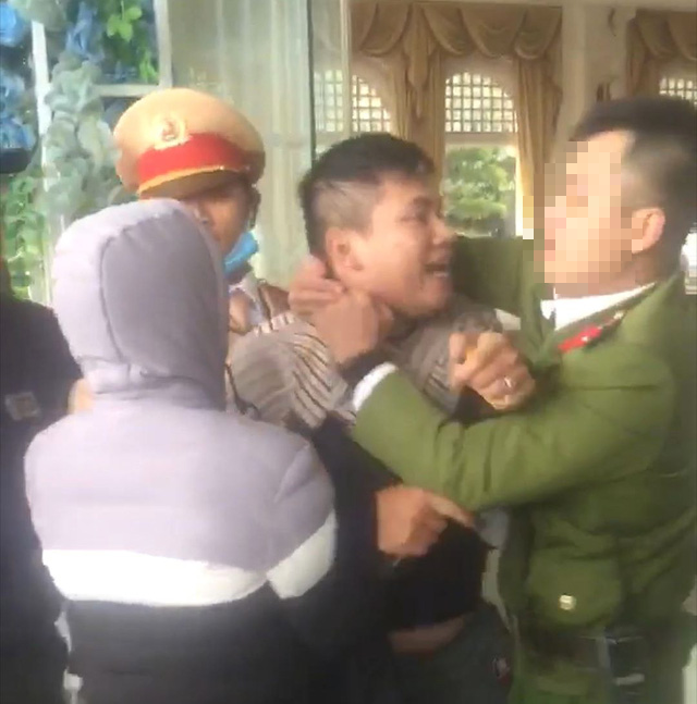 Thanh niên dương tính với ma túy bất ngờ đấm vào mặt trung úy công an