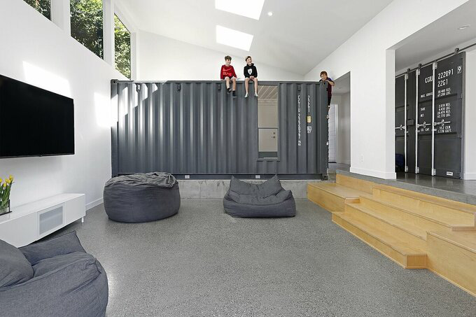 Nhà 50 năm tuổi được mở rộng bằng container - Ảnh 1.