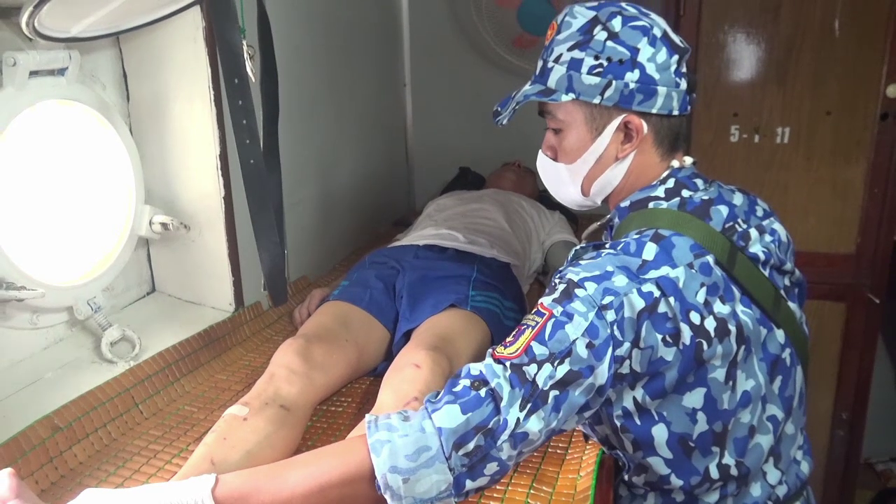 Vụ chìm tàu nước ngoài ở biển Phú Quý: Tìm thấy 11 người, 4 người chết và mất tích - Ảnh 3.
