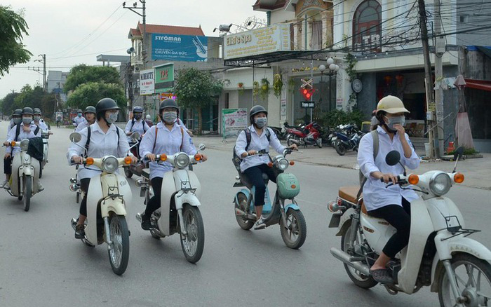 Đi xe m&aacute;y dưới 50 cm3 phải c&oacute; giấy ph&eacute;p l&aacute;i xe - Ảnh 1.