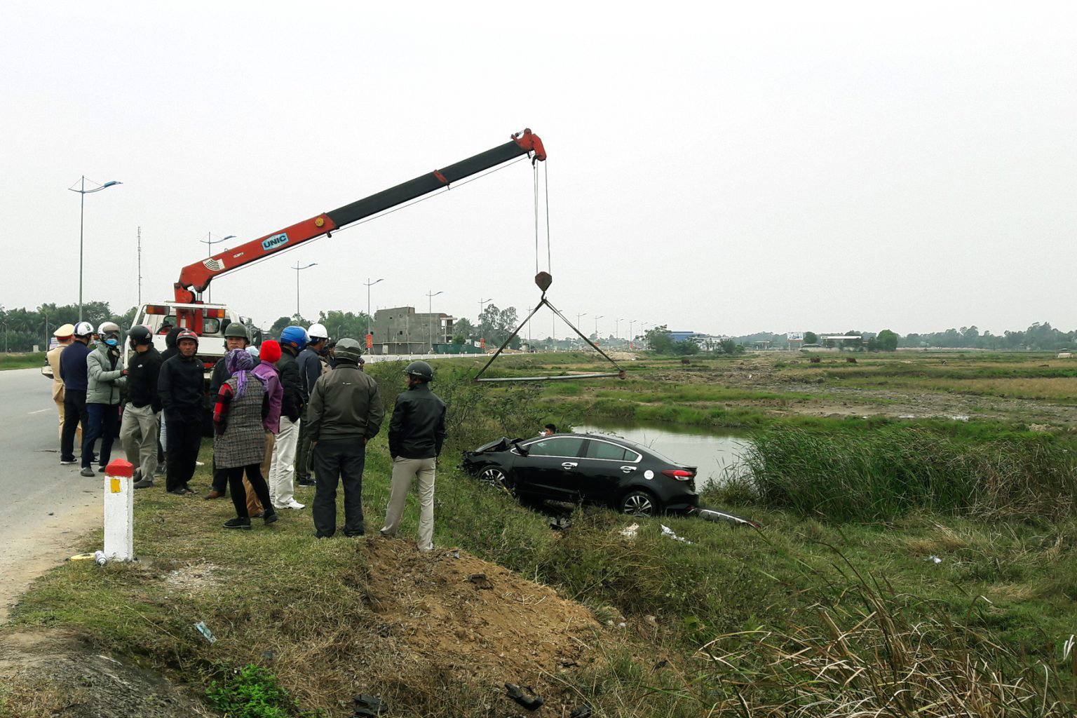Toyota Vios t&ocirc;ng bay cột mốc lao xuống ruộng, t&agrave;i xế tử vong - Ảnh 1.