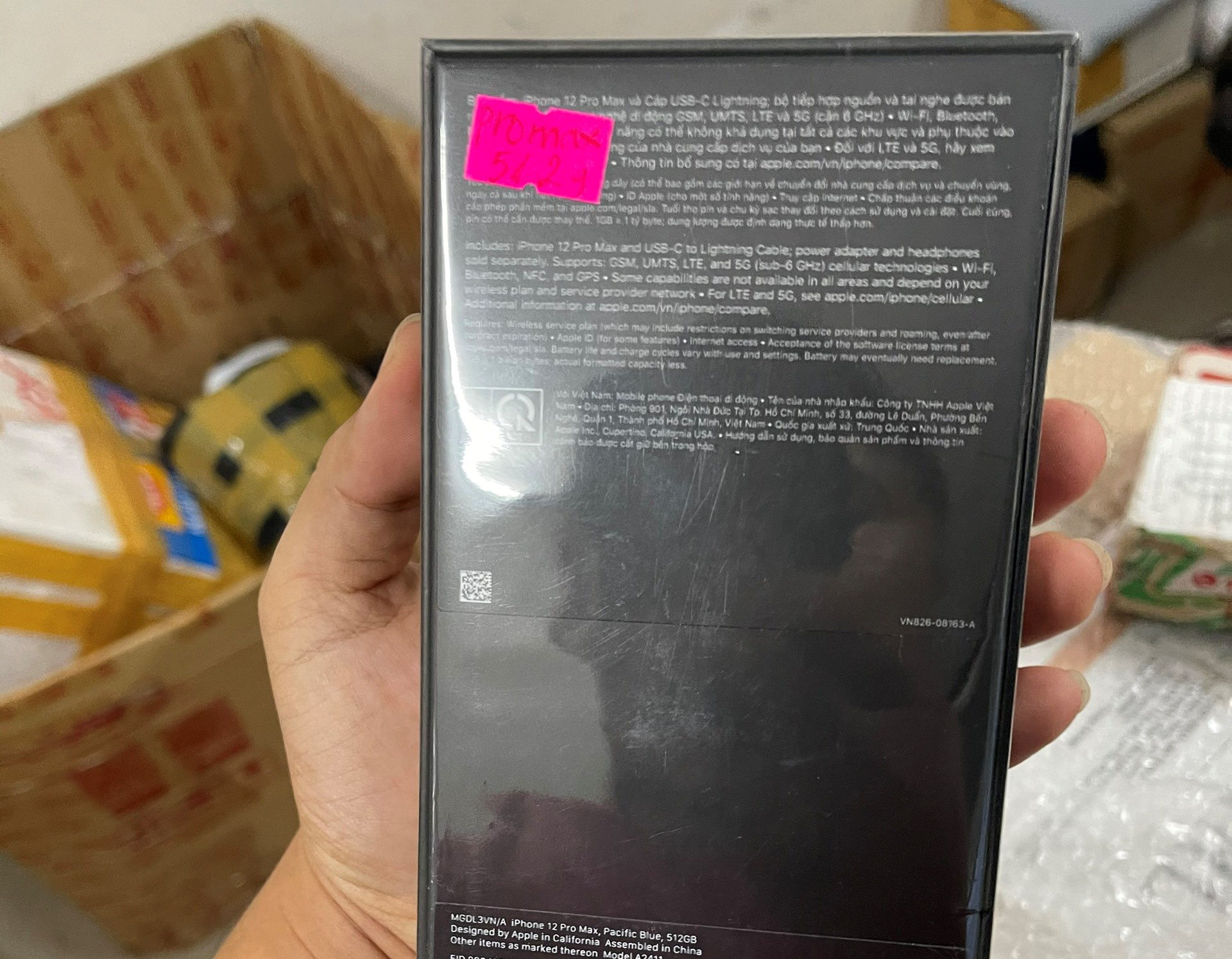 Gửi iPhone 12 Pro Max qua chuyển ph&aacute;t nhanh, đến khi nhận to&agrave;n ốc v&iacute;t - Ảnh 1.