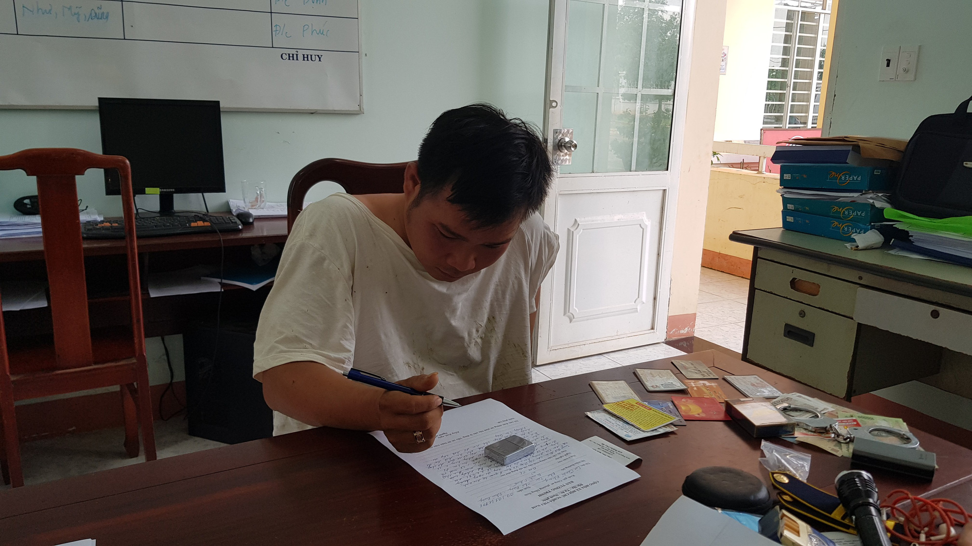 Nam sinh viên cạy cửa ôtô trộm đồng hồ trị giá hơn 130 triệu ngay trong trường