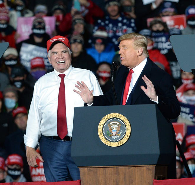 Đồng minh Tổng thống Trump kiện lên Tòa án Tối cao Mỹ