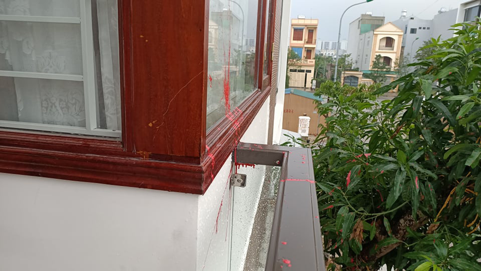 Phóng viên Báo Người Lao Động liên tiếp bị kẻ bịt mặt ném chất bẩn vào nhà - Ảnh 3.