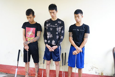 Cho rằng bị nhìn đểu, nhóm trẻ trâu cầm dao truy sát như giang hồ - Ảnh 1.