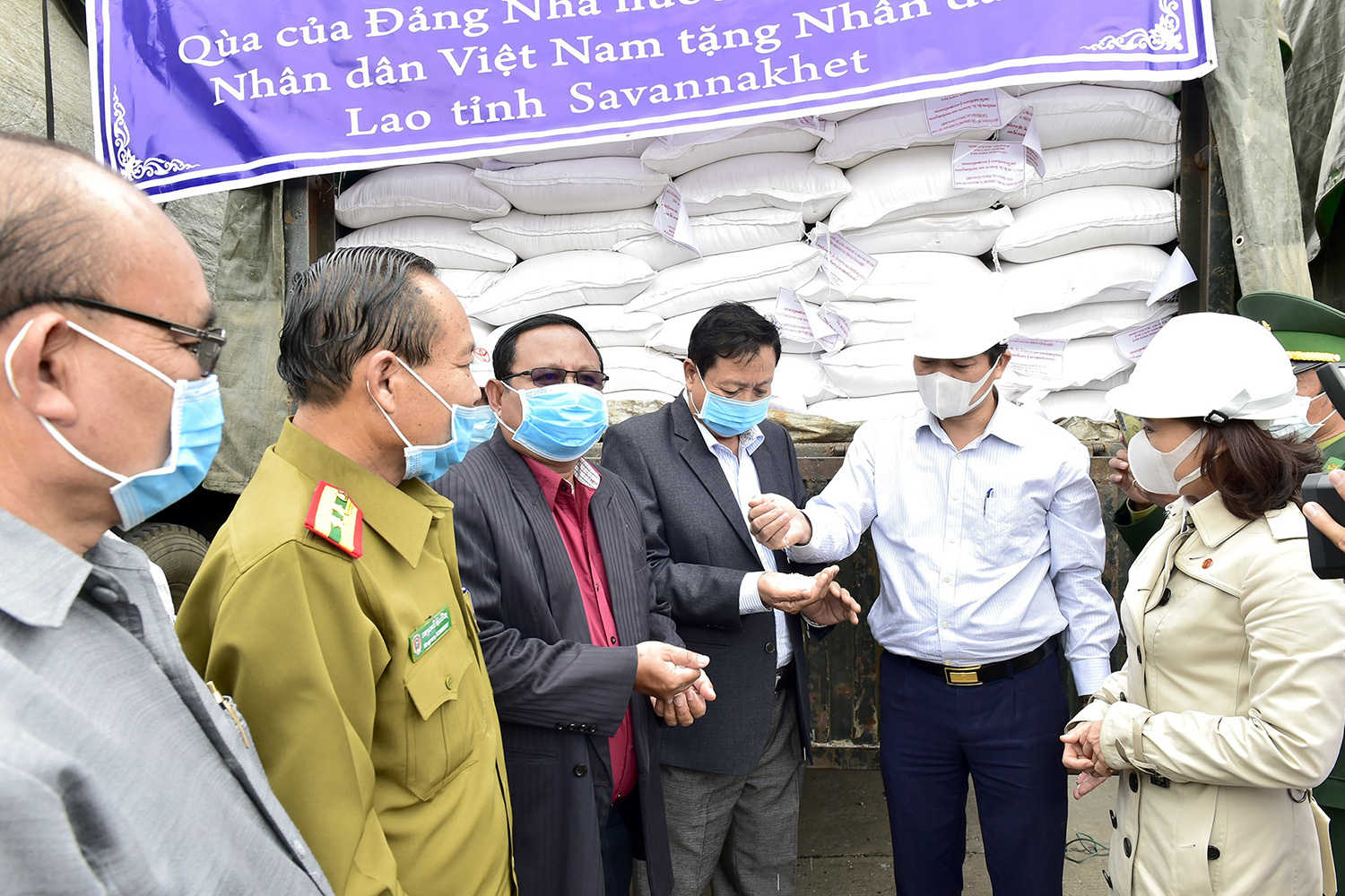 Việt Nam tặng 1.000 tấn gạo hỗ trợ Lào khắc phục thiên tai