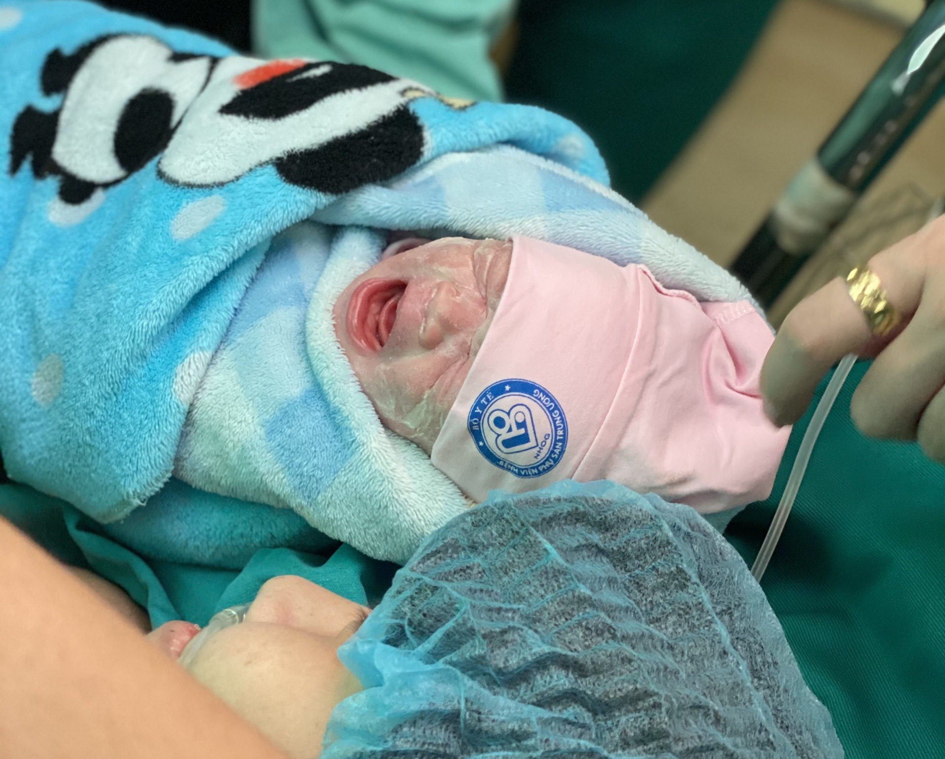 Hai bệnh viện đầu ngành "bắt" con thành công cho sản phụ ung thư máu