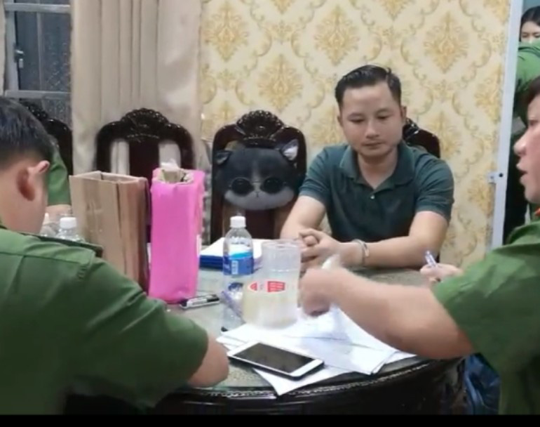 CLIP: Bắt thêm con trai đại gia Thiện "Soi"- chủ căn biệt thự dát vàng ở Bà Rịa- Vũng Tàu