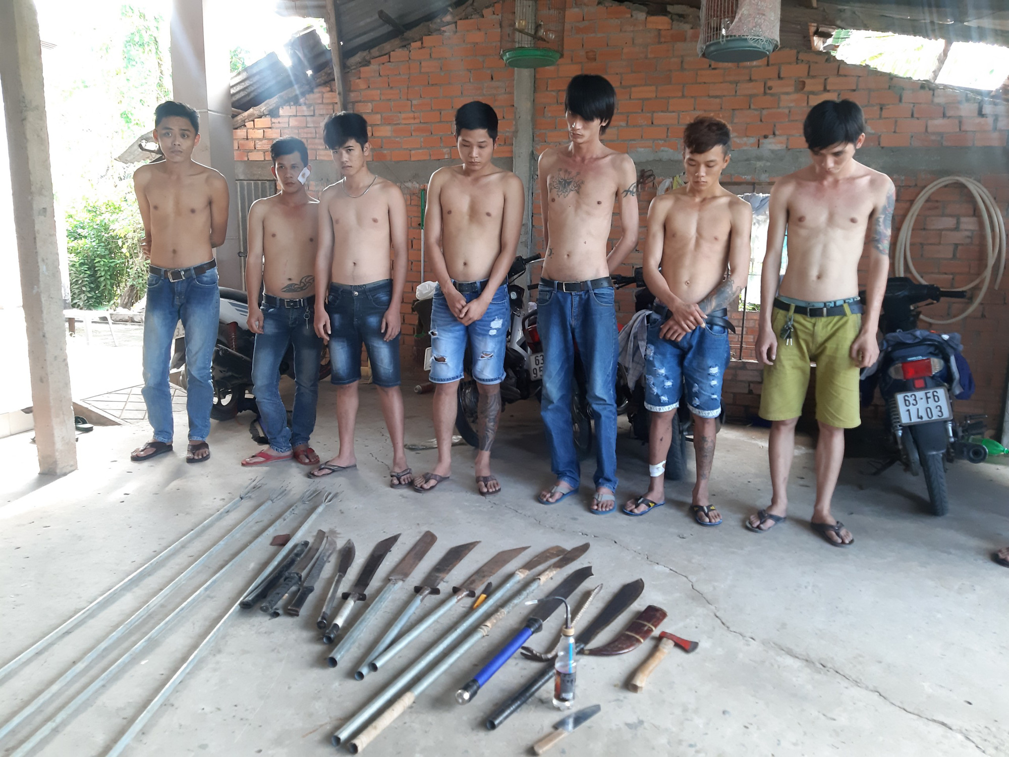 Phát hiện kho hung khí trong tụ điểm game bắn cá ở Tiền Giang - Ảnh 1.