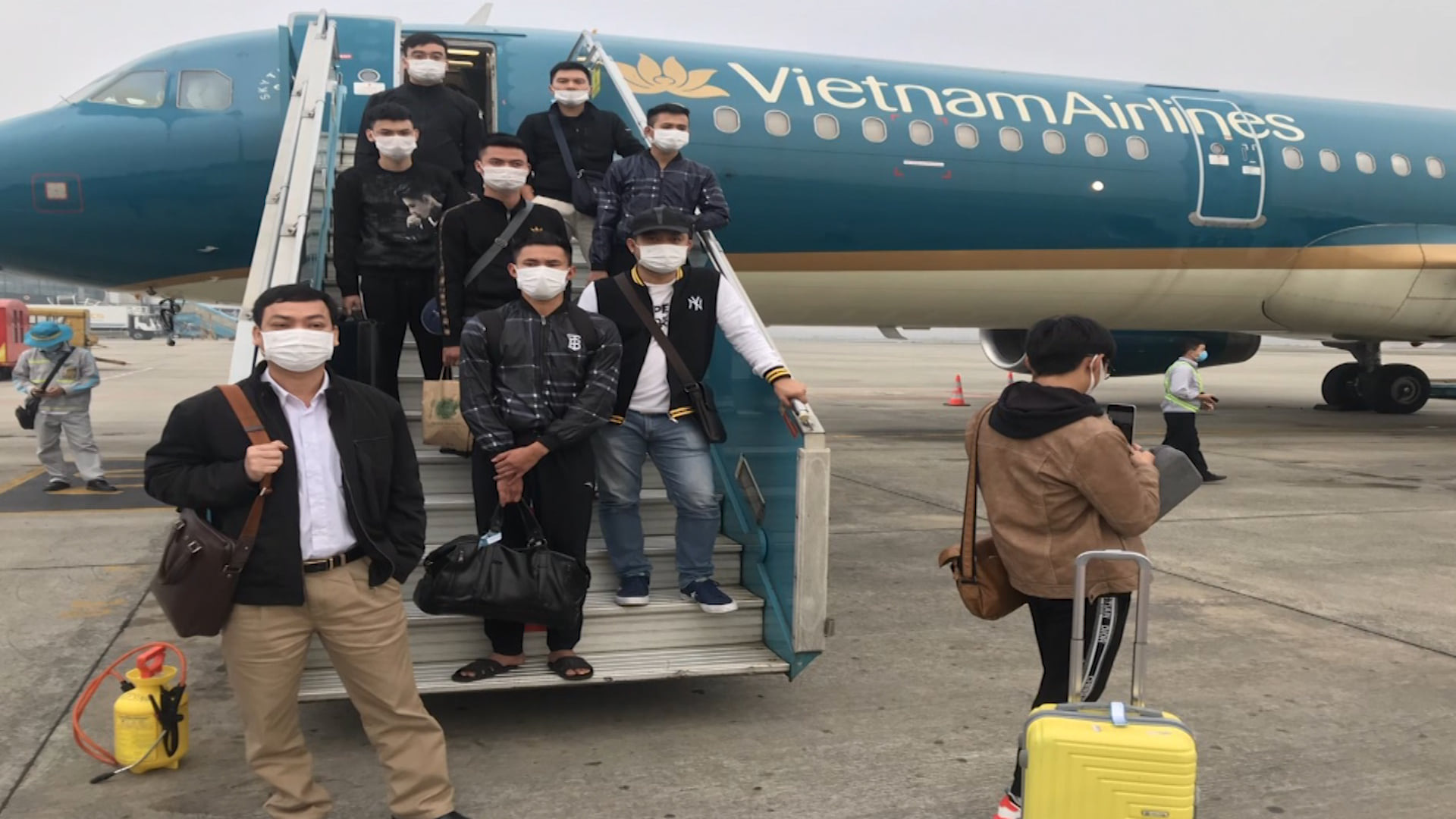 Nghe bạn n&oacute;i bị đ&aacute;nh, nh&oacute;m thanh ni&ecirc;n d&agrave;n cảnh va chạm để ch&eacute;m gục đối phương - Ảnh 2.