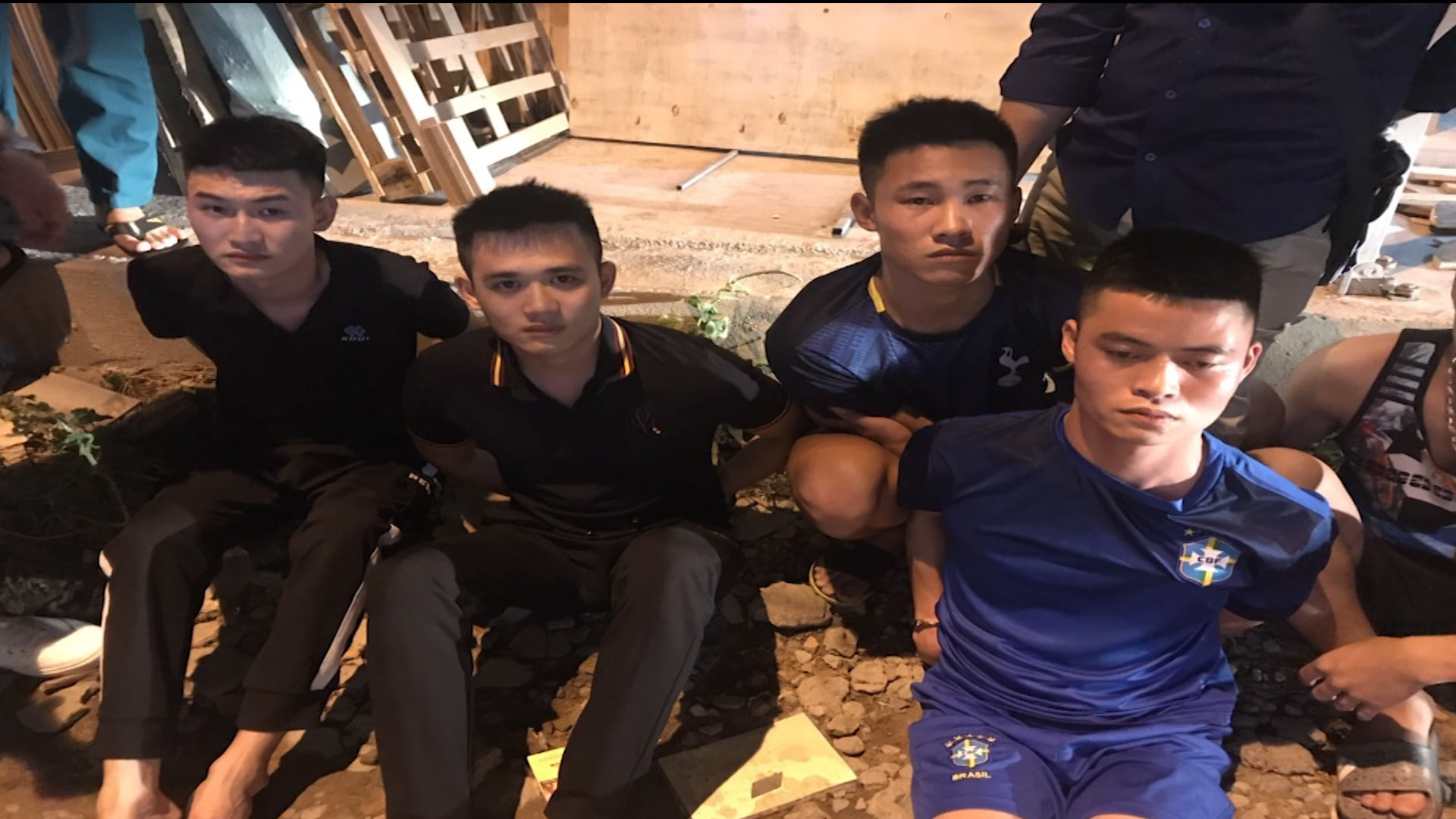 Nghe bạn n&oacute;i bị đ&aacute;nh, nh&oacute;m thanh ni&ecirc;n d&agrave;n cảnh va chạm để ch&eacute;m gục đối phương - Ảnh 1.