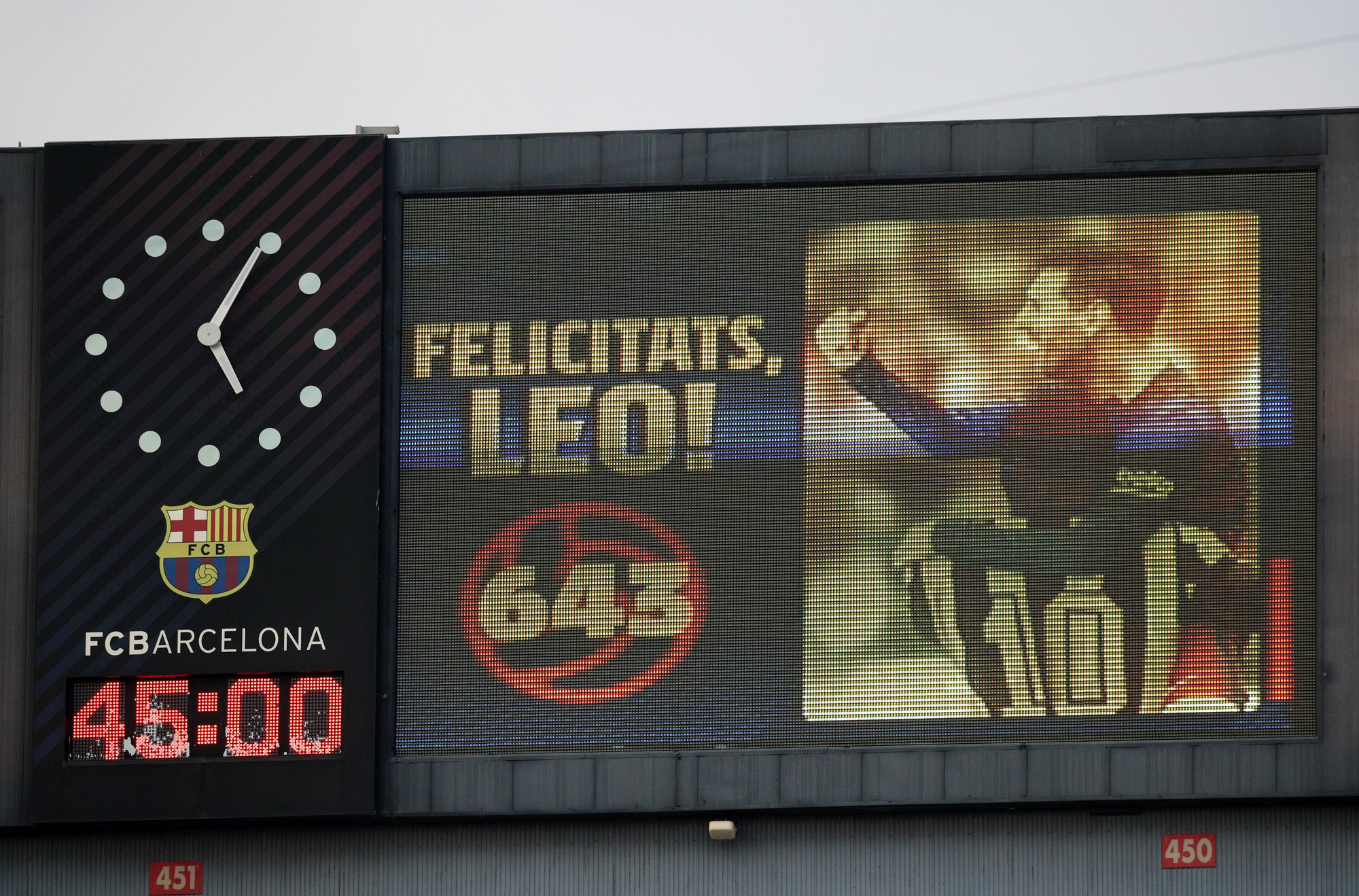 Messi bắt kịp kỷ lục "vua" Pele, Barcelona đánh rơi chiến thắng