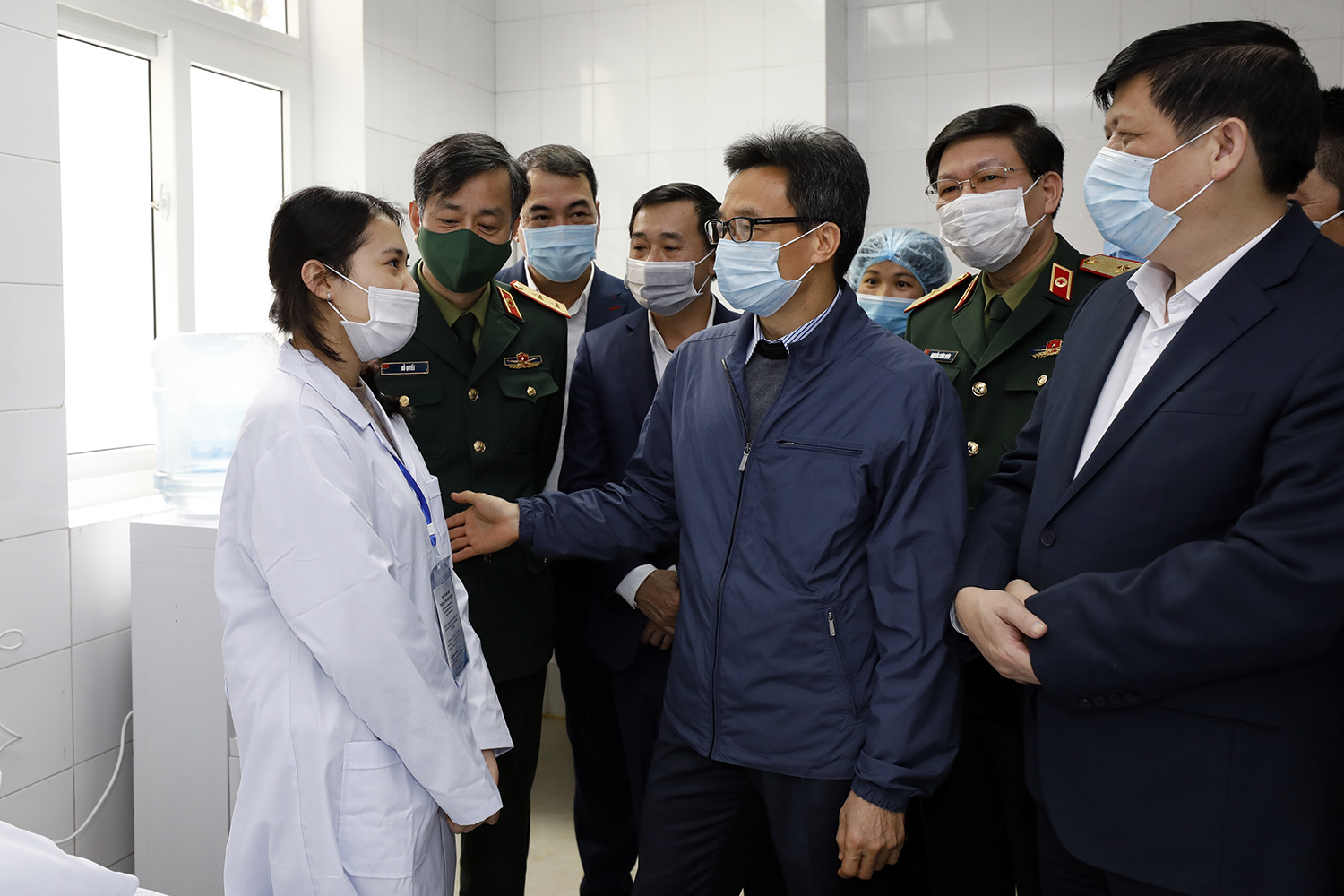 Vắc-xin Covid-19 tr&ecirc;n thế giới c&oacute; gi&aacute; cao, nguồn cung hạn chế - Ảnh 3.
