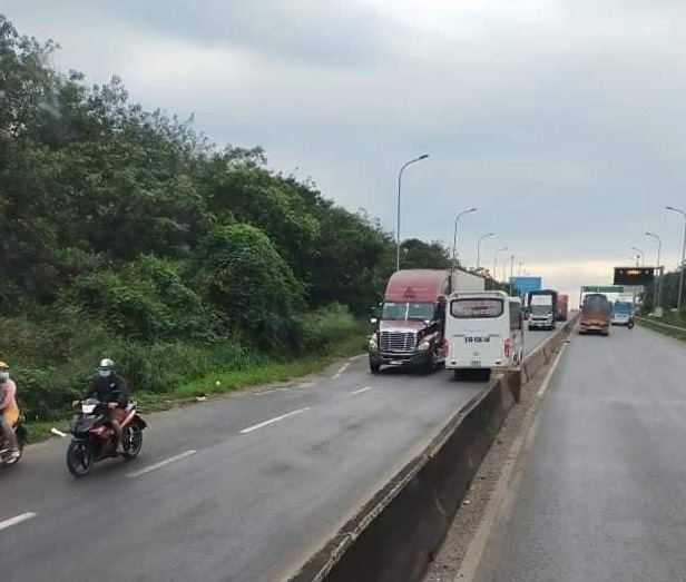 Đồng Nai: Kinh hoàng xe khách lao vun vút ngược chiều trên Quốc lộ 1