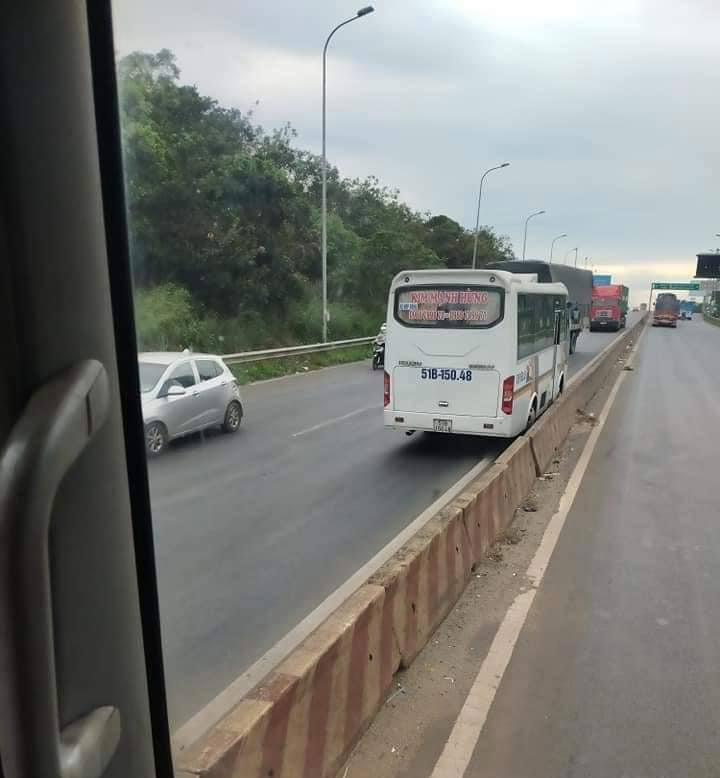 Đồng Nai: Kinh ho&agrave;ng xe kh&aacute;ch lao vun v&uacute;t ngược chiều tr&ecirc;n Quốc lộ 1 - Ảnh 3.