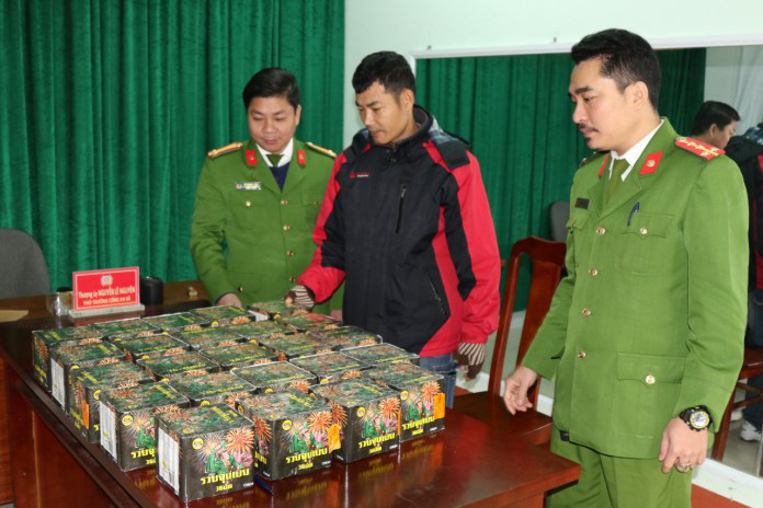 Phát hiện đống pháo “lậu” bên đường, thanh niên giao nộp công an