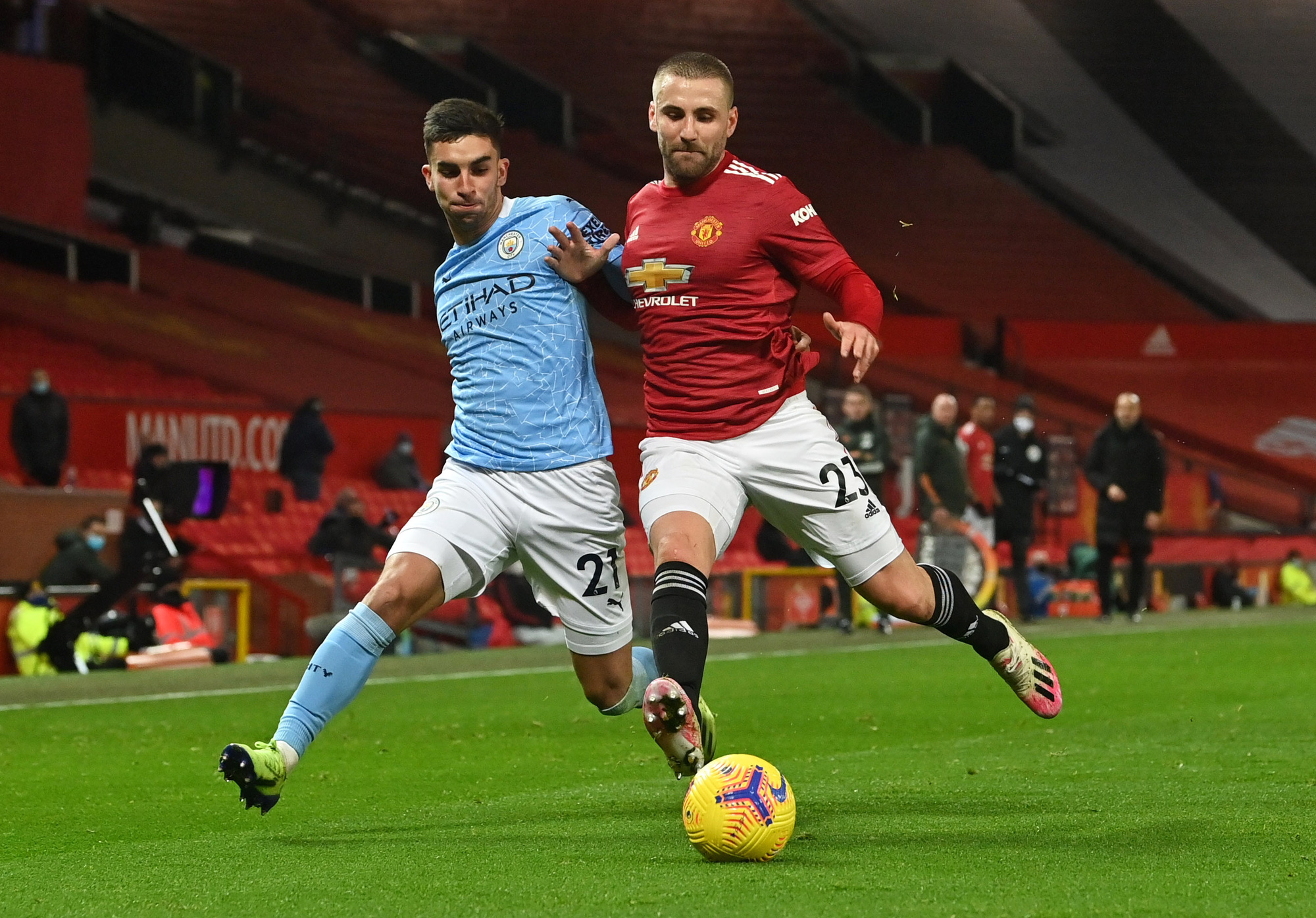 V&agrave;o top 3, Man United đối diện nguy cơ mất trụ cột - Ảnh 4.