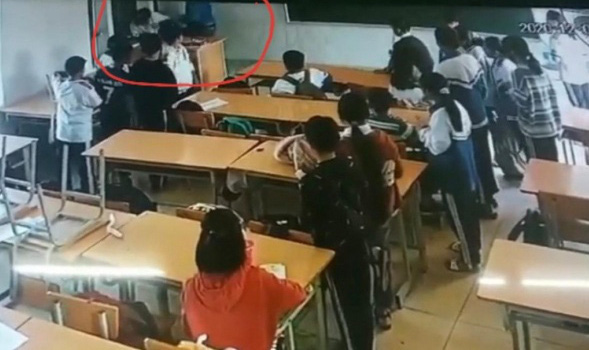 Khởi tố phụ huynh xông vào trường đánh học sinh lớp 6 ở Điện Biên