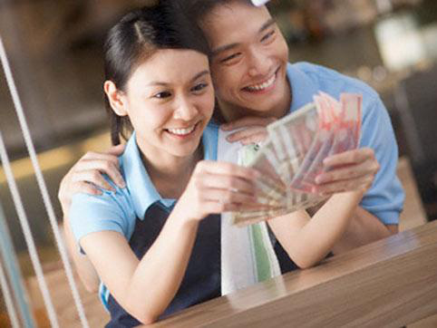 Từ 2021, lương chồng có thể chuyển thẳng vào tài khoản vợ: Thực hư thế nào?