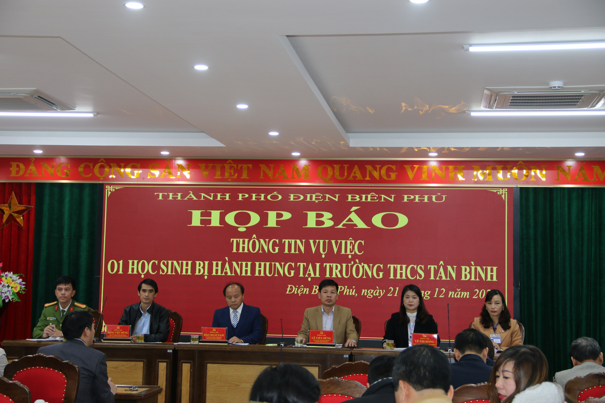 Khởi tố phụ huynh x&ocirc;ng v&agrave;o trường đ&aacute;nh học sinh lớp 6 ở Điện Bi&ecirc;n - Ảnh 1.