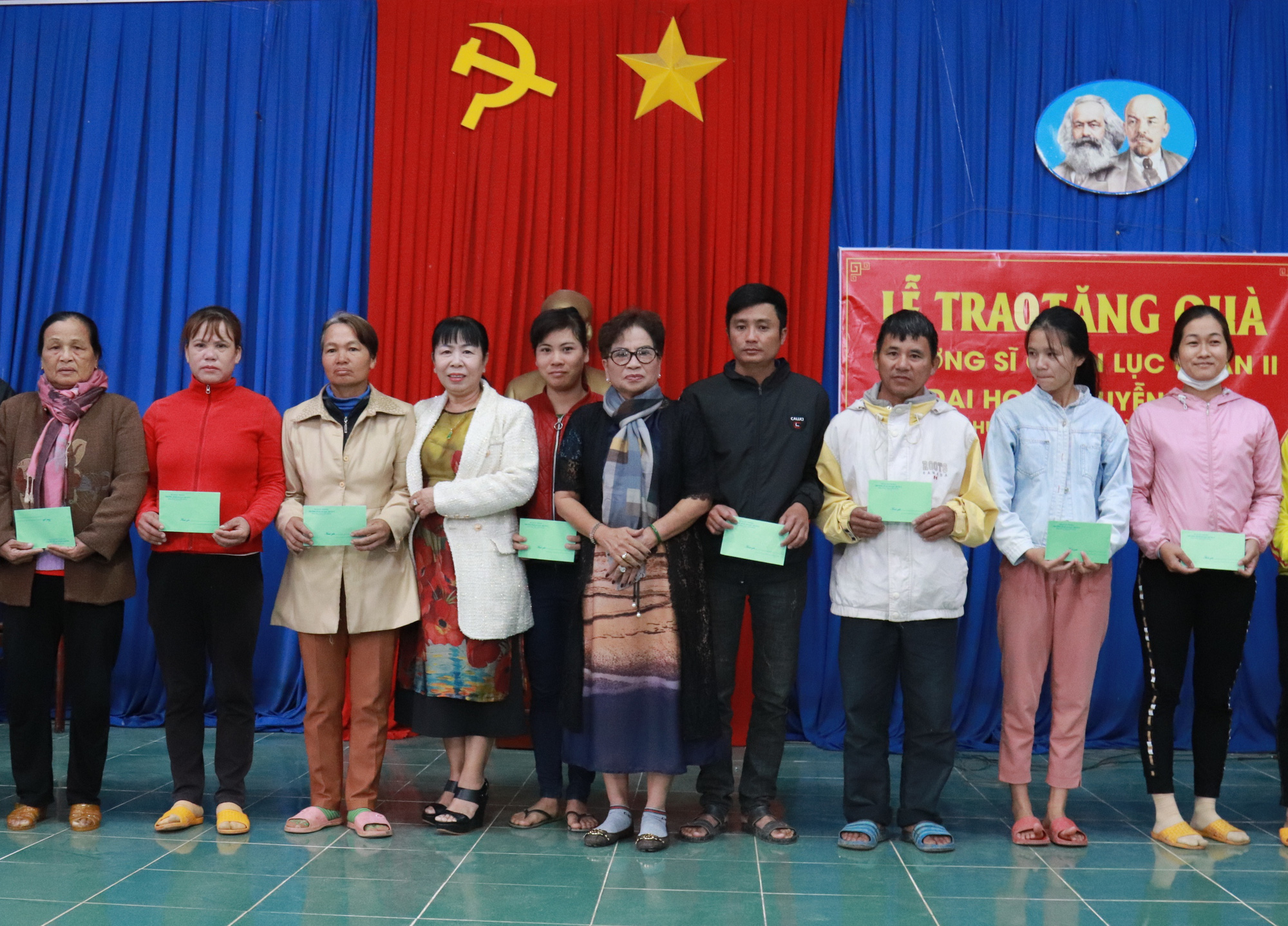 Tặng xe cứu thương v&agrave; h&agrave;ng trăm phần qu&agrave; cho bệnh nh&acirc;n ngh&egrave;o - Ảnh 1.