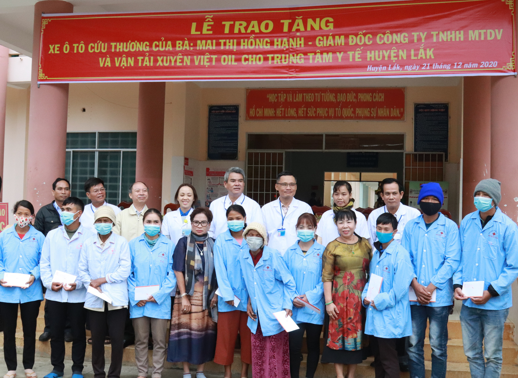 Tặng xe cứu thương v&agrave; h&agrave;ng trăm phần qu&agrave; cho bệnh nh&acirc;n ngh&egrave;o - Ảnh 2.