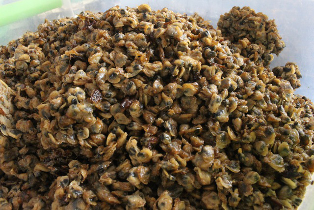 Qu&aacute;n b&uacute;n hến 30 năm tuổi ở H&agrave; Nội, ng&agrave;y b&aacute;n 2 tạ hến, 1 tạ b&uacute;n - Ảnh 3.