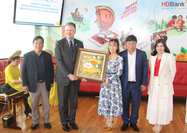 Đại sứ Mỹ thăm và làm việc với HDBank, Vietjet - Ảnh 4.