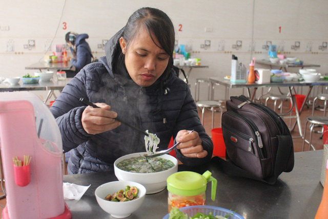 Qu&aacute;n b&uacute;n hến 30 năm tuổi ở H&agrave; Nội, ng&agrave;y b&aacute;n 2 tạ hến, 1 tạ b&uacute;n - Ảnh 4.