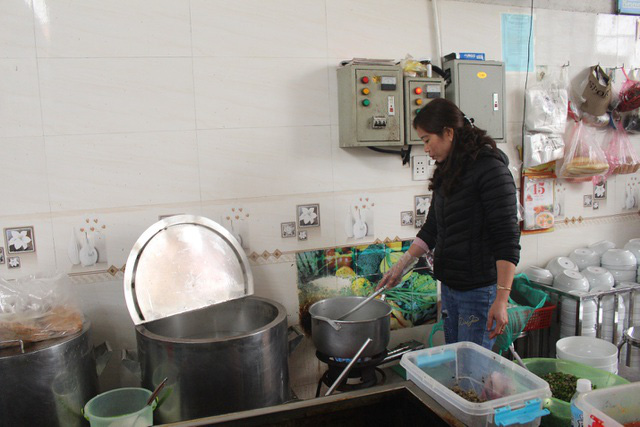 Qu&aacute;n b&uacute;n hến 30 năm tuổi ở H&agrave; Nội, ng&agrave;y b&aacute;n 2 tạ hến, 1 tạ b&uacute;n - Ảnh 5.
