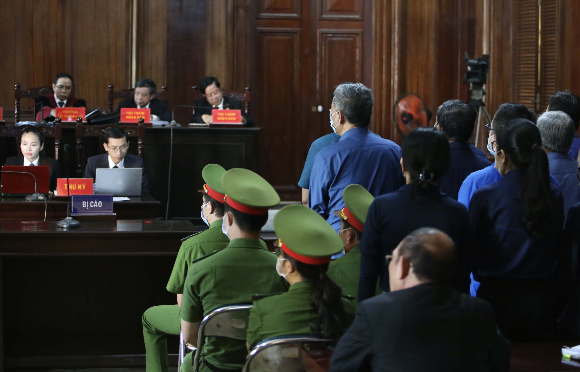 Những chi tiết, h&igrave;nh ảnh &ldquo;đắt&rdquo; trong phi&ecirc;n xử &ocirc;ng Đinh La Thăng - Ảnh 5.
