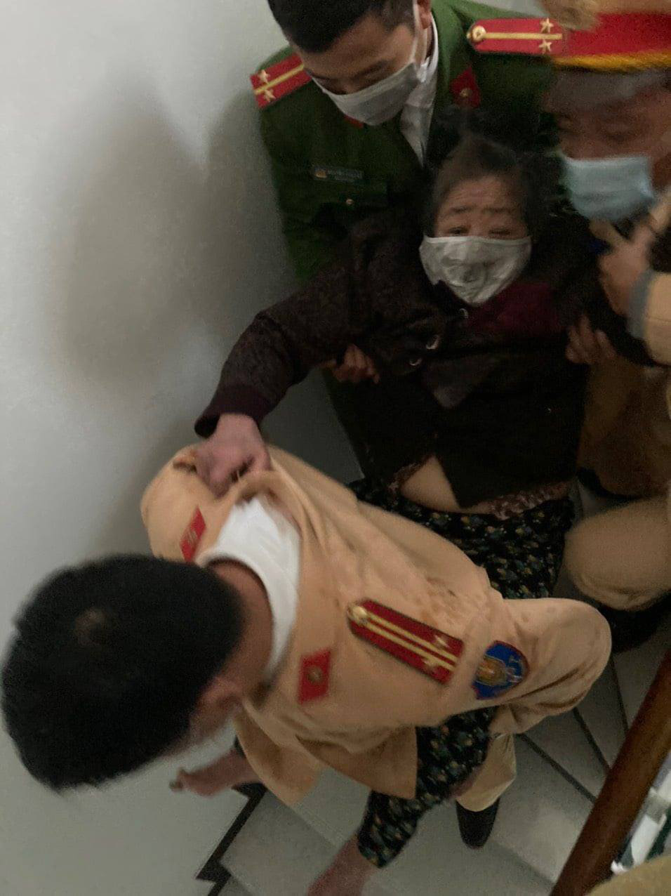 C&ocirc;ng an lao v&agrave;o giải cứu cụ b&agrave; 83 tuổi mắc kẹt trong căn nh&agrave; bốc ch&aacute;y dữ dội - Ảnh 4.